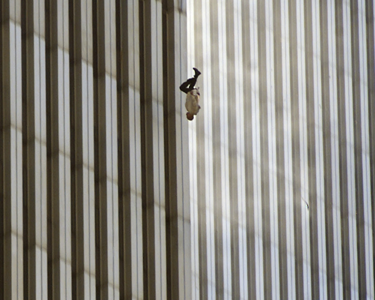 Một người đàn ông rơi khỏi một trong những tòa tháp của WTC. Ảnh: AP
