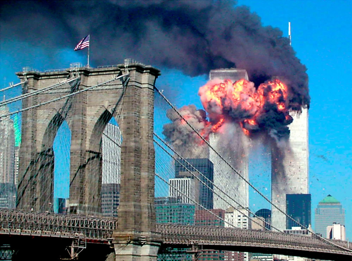 Tòa tháp phía Nam của WTC bốc cháy sau khi bị chiếc máy bay mang số hiệu 175 của United Airlines lao vào. Ảnh: Reuters
