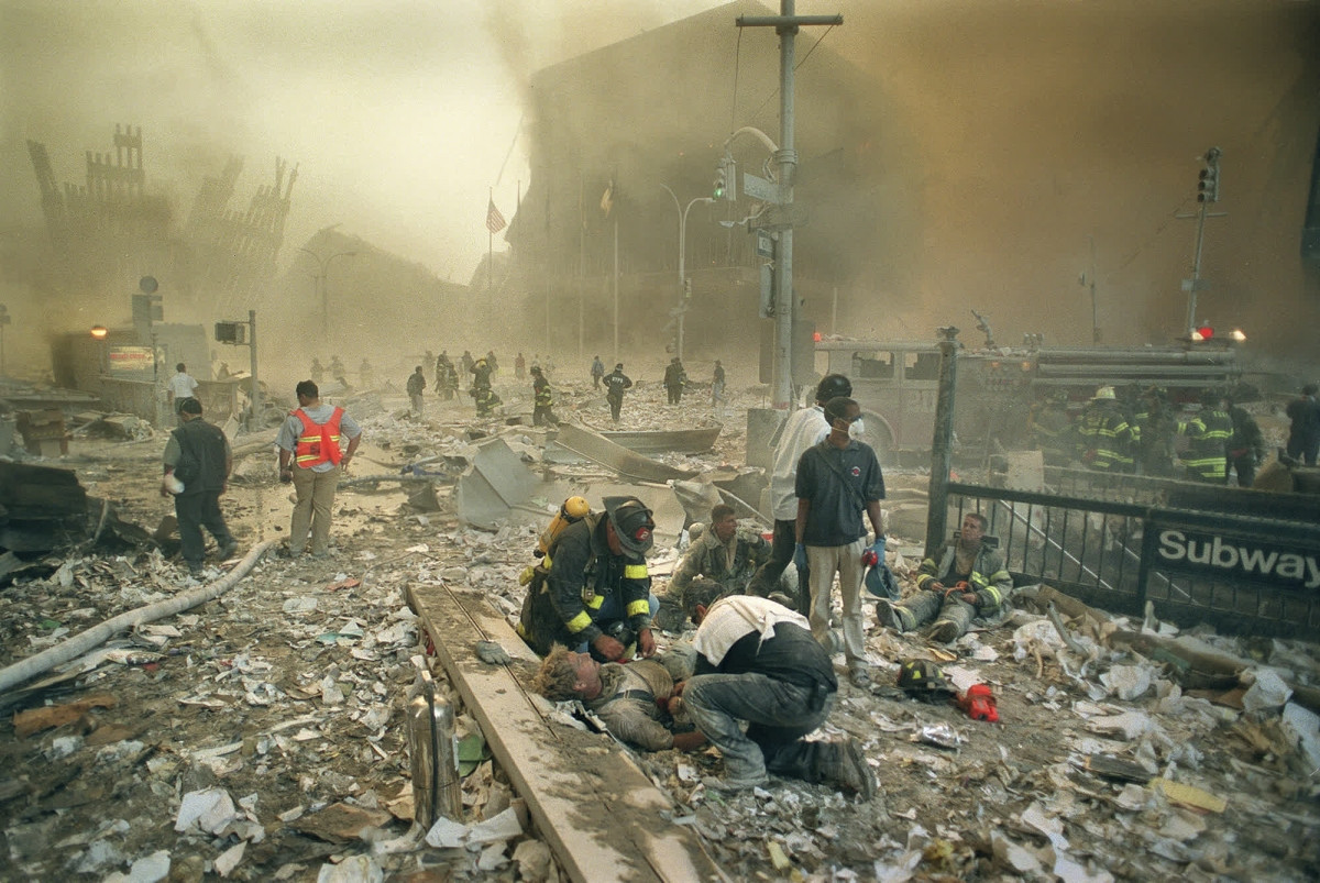 Nhưng nhân viên cứu hộ đầu tiên tại hiện trường sau khi WTC bị sập. Ảnh: New York Times.