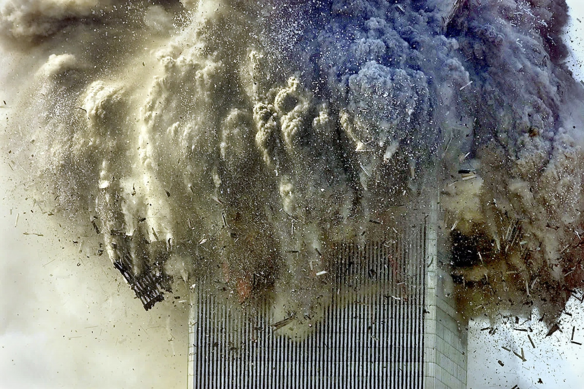 Một tòa tháp của WTC bị sập ngày 11/9/2001. Ảnh: New York Times