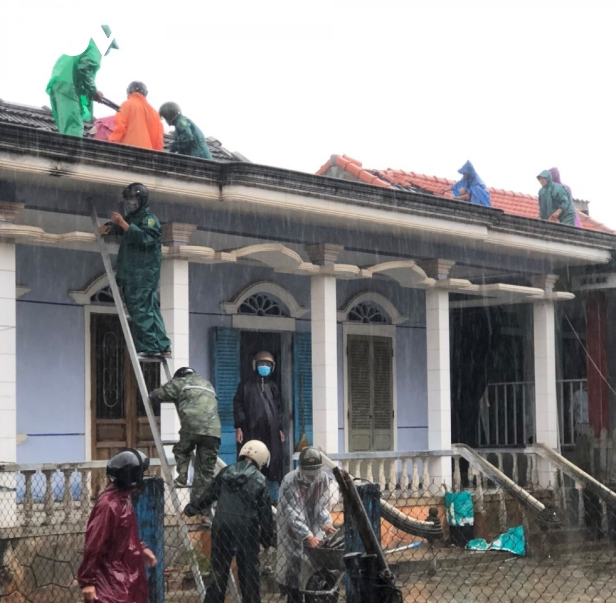Lực lượng chức năng ở huyện Phong Điền, Thừa Thiên Huế hỗ trợ người dân khắc phục nhà cửa hư hại do gió mạnh và lốc xoáy làm tốc mái.