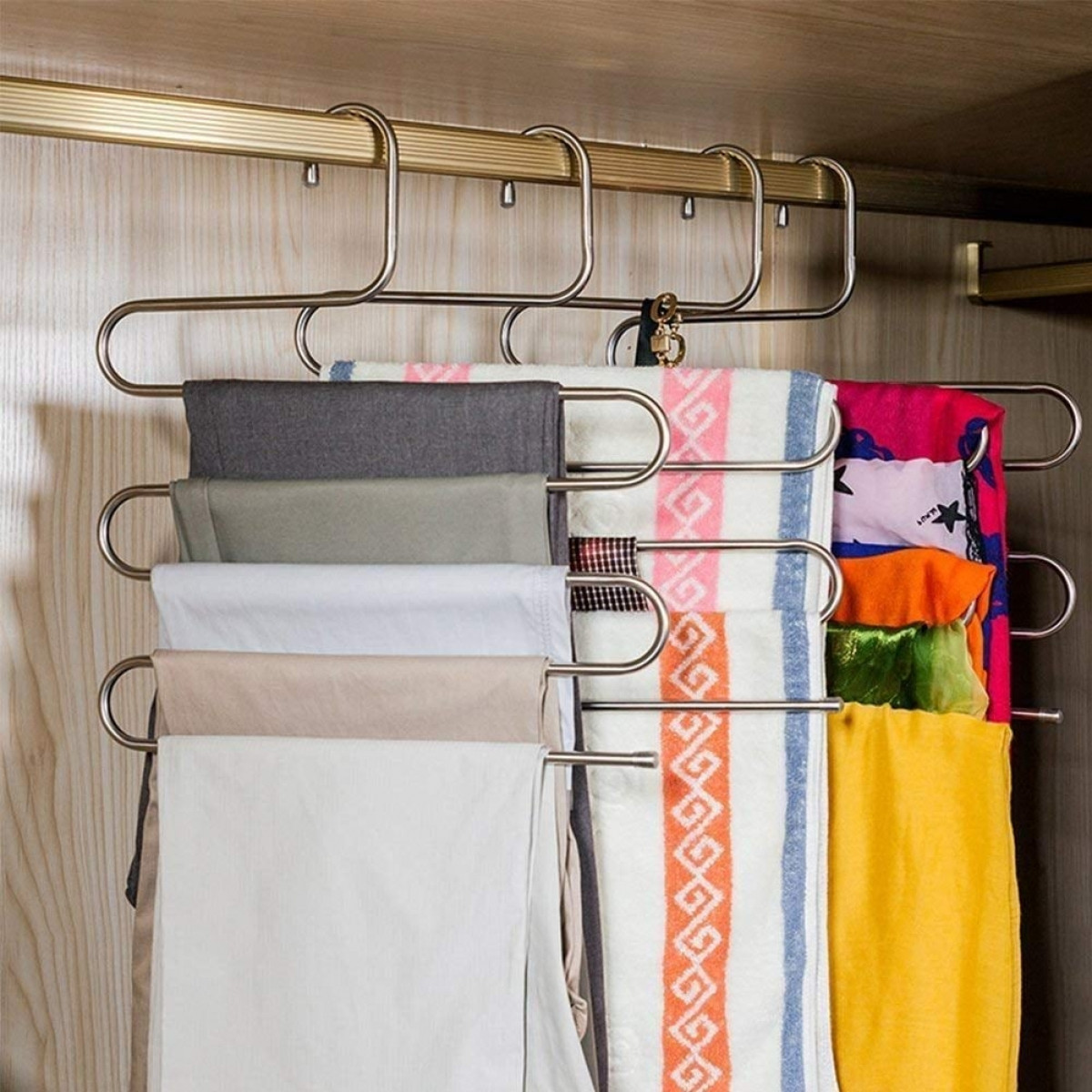 Những chiếc móc uốn cong này rất tiện lợi để bạn có thể treo quần, khăn mà không chiếm quá nhiều diện tích trong tủ quần áo.