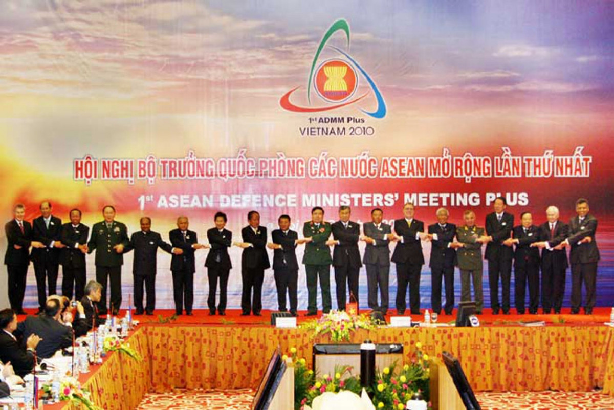 Các Bộ trưởng và quan chức quốc phòng của 10 nước ASEAN và 8 nước đối tác đối thoại chụp ảnh chung tại ADMM+ lần thứ nhất, ngày 12/10/2010. (Ảnh: admm.asean.org)