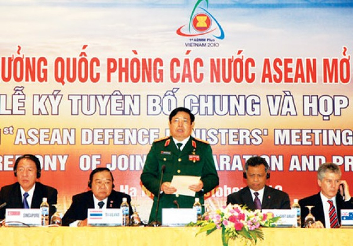 Bộ trưởng Bộ Quốc phòng Phùng Quang Thanh chủ trì cuộc họp báo về Hội nghị Bộ trưởng Quốc phòng các nước ASEAN mở rộng lần thứ nhất. 