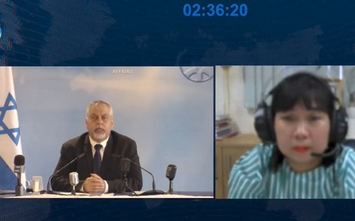 Phát ngôn viên Bộ Ngoại giao Israel Hyat (trái) trả lời phỏng vấn trực tuyến của phóng viên VOV Hồ Điệp (phải).