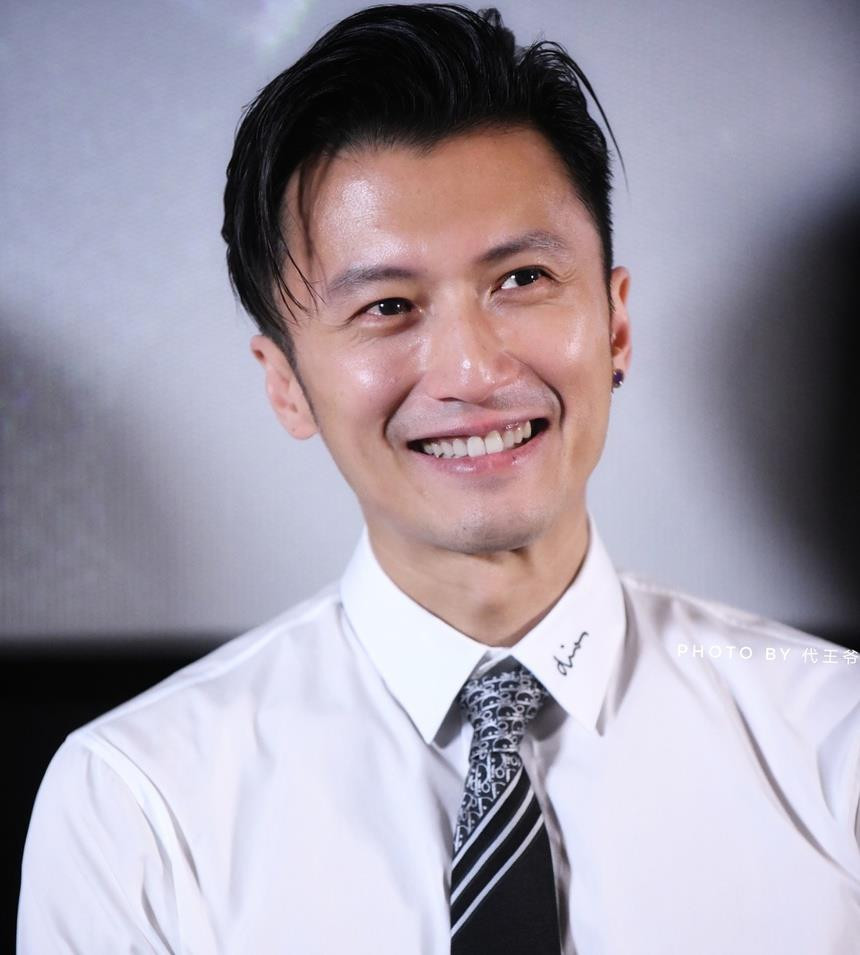 Tạ Đình Phong gửi Trương Bá Chi 12 triệu USD mỗi năm - 1