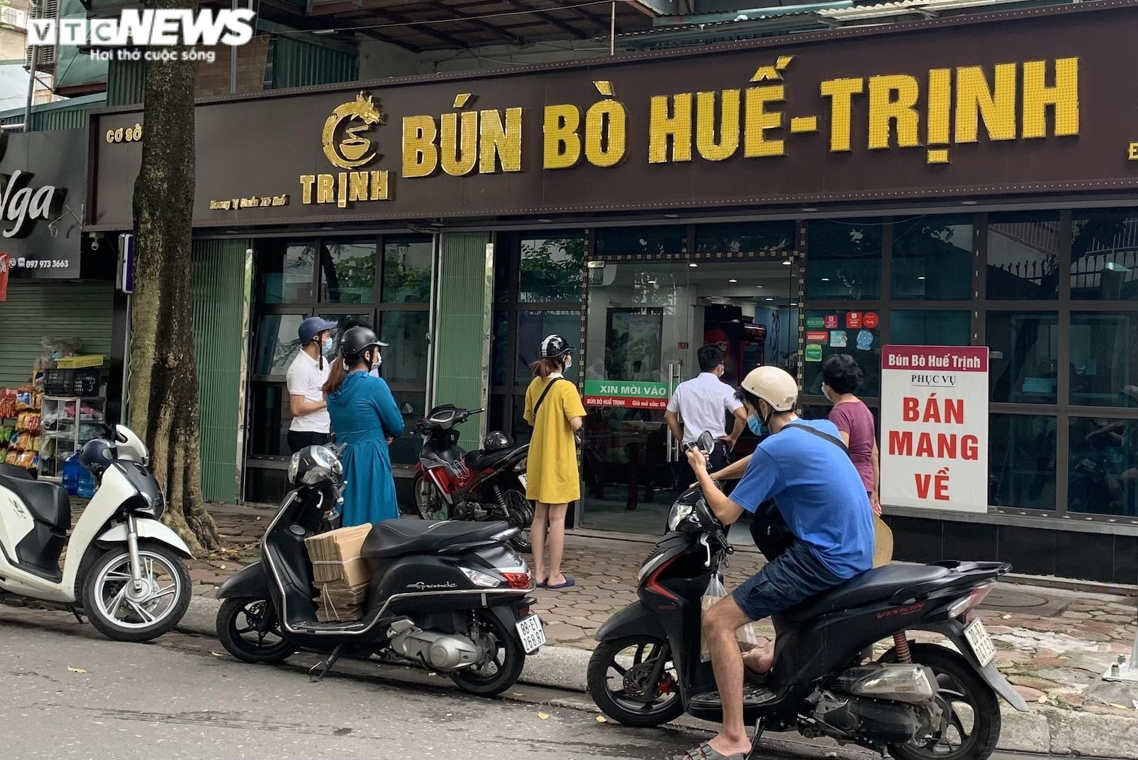 Khách Hà Nội xếp hàng chờ sửa xe, mua phở trong ngày đầu hàng quán mở cửa lại - 3