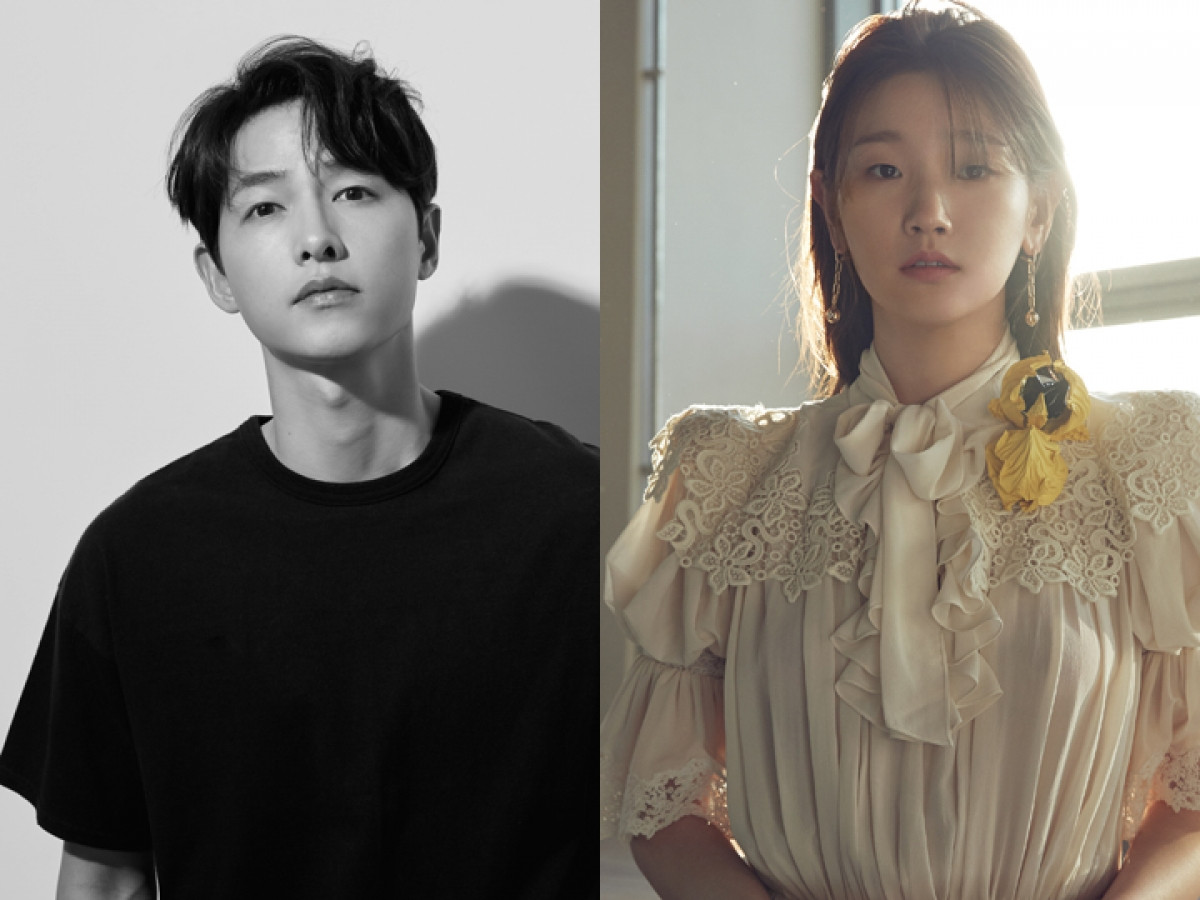 Song Joong Ki sánh đôi cùng Park So Dam trong vai trò MC dẫn dắt Lễ khai mạc Liên hoan phim quốc tế Busan 2021.