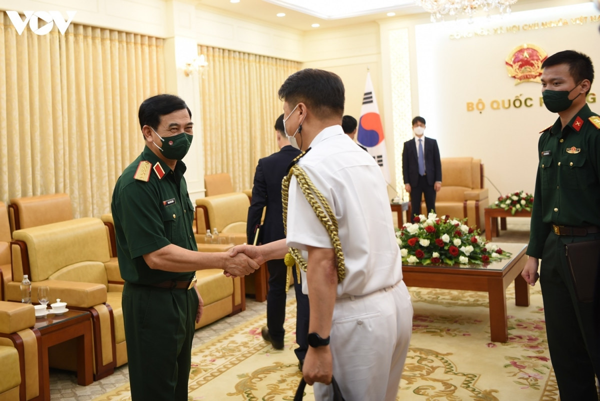 Đại tướng Phan Văn Giang, Bộ trưởng Bộ Quốc phòng chào đón các tướng lĩnh cấp cao của Hàn Quốc đi cùng đoàn. (Ảnh: Trọng Phú)
