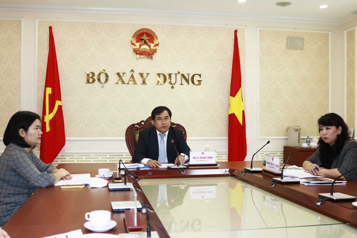 Thứ trưởng Bộ Xây dựng Lê Quang Hùng và các quan chức Bộ Xây dựng tham dự diễn đàn trực tuyến từ Văn phòng Bộ Xây dựng. (Ảnh: Bộ Xây dựng)