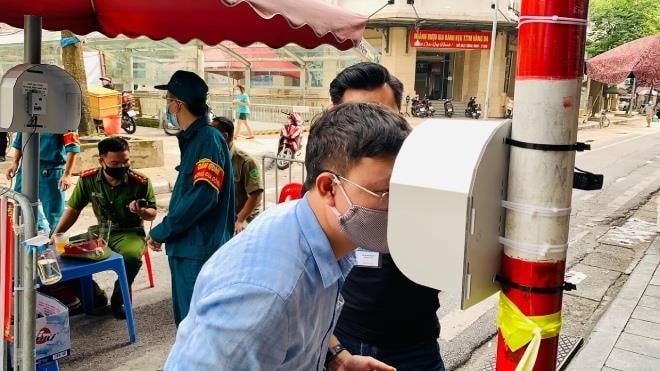 Nhà khoa học Việt chế tạo 'mắt thông minh' phòng COVID-19 - 1