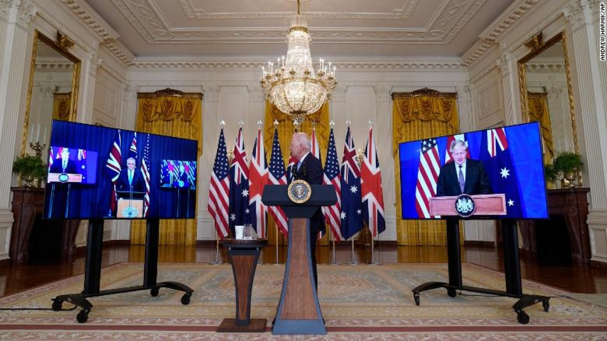 Tổng thống Biden trong cuộc họp trực tuyến với Thủ tướng Australia Scott Morrison (trái) và Thủ tướng Anh Boris Johnson (phải) tại phòng Đông của Nhà Trắng ngày 15/9/2021. Ảnh: CNN