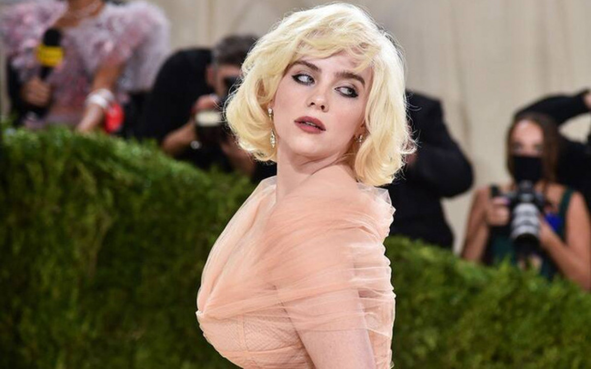 Billie Eilish tái hiện mái tóc bob bạch kim đặc trưng của Marilyn Monroe.