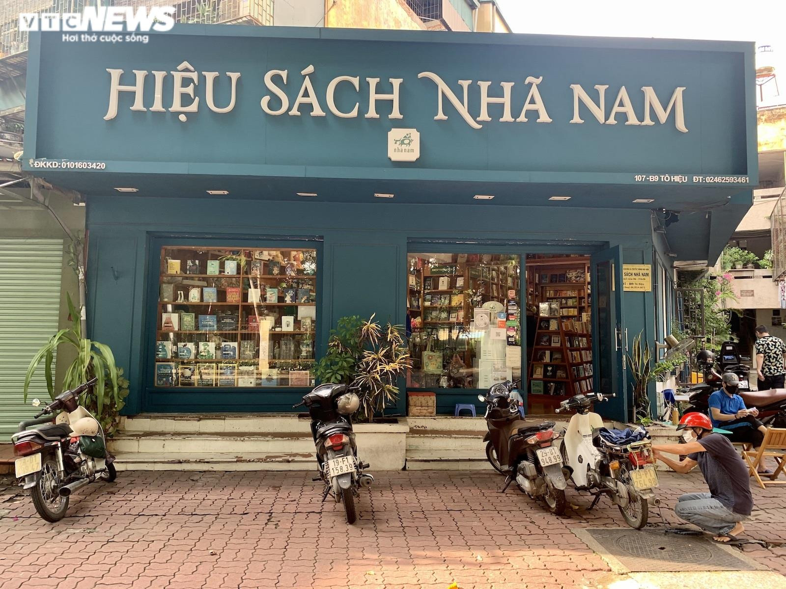 Hiệu sách ở  Hà Nội mở cửa, chật cứng phụ huynh mua đồ dùng học tập cho con - 3