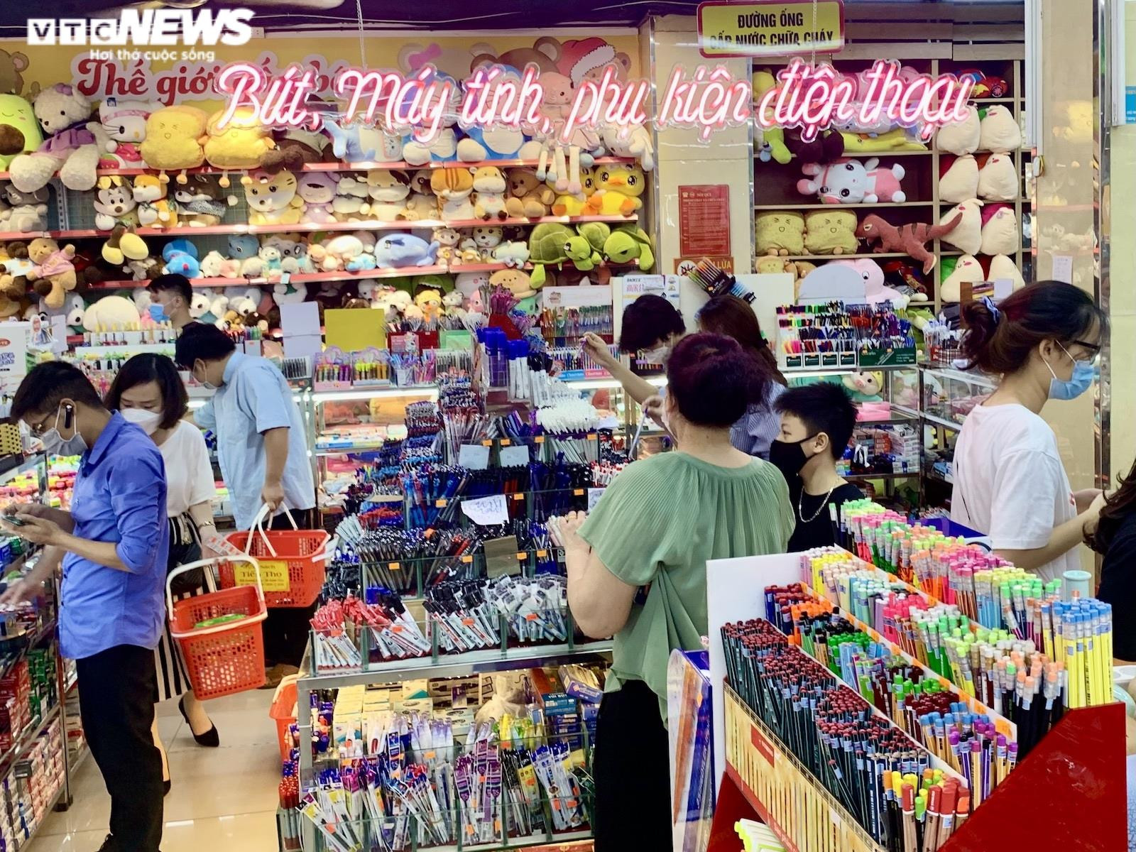 Hiệu sách ở  Hà Nội mở cửa, chật cứng phụ huynh mua đồ dùng học tập cho con - 2