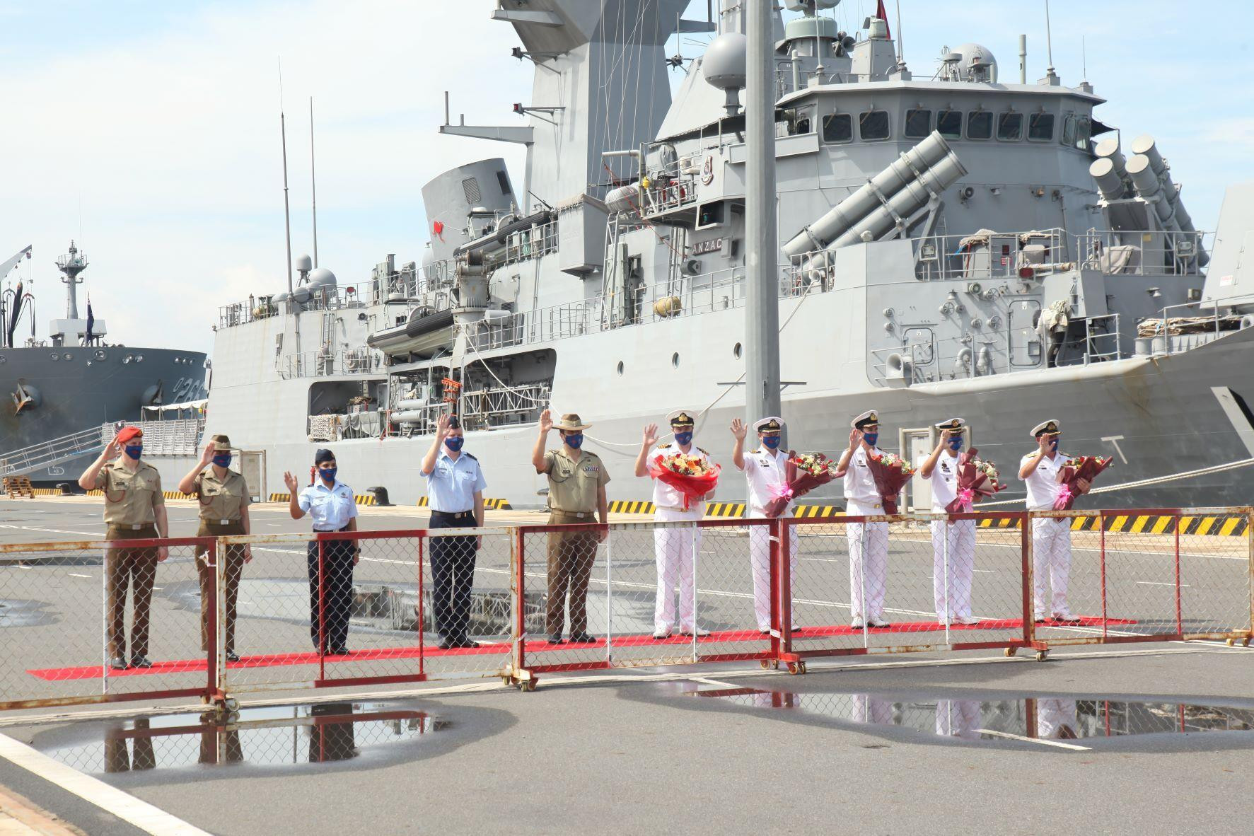 Tàu hải quân lớn nhất Australia đến Việt Nam - 1