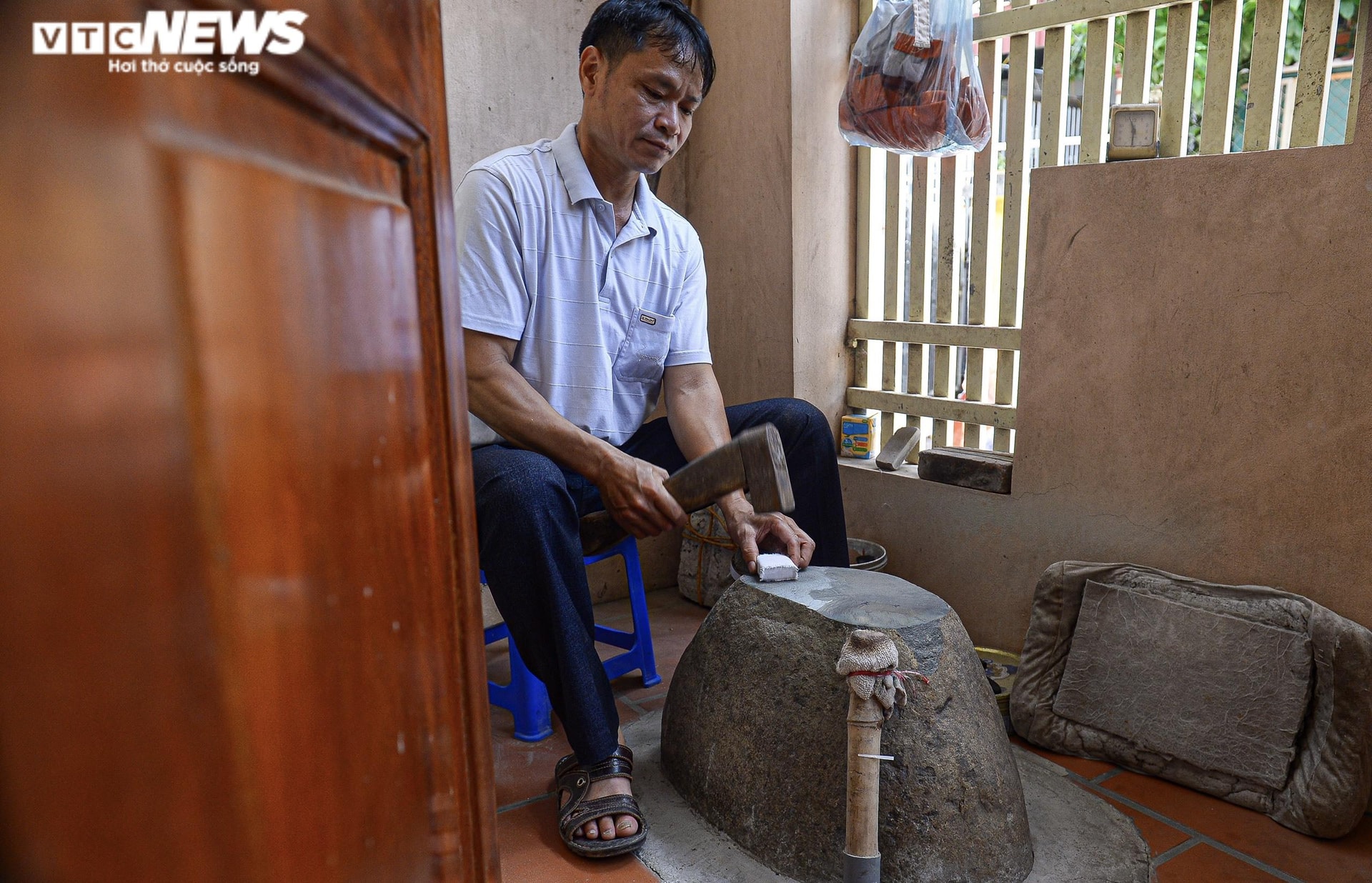 Hà Nội: Làng nghề Kiêu Kỵ rền vang tiếng búa dát vàng sau nhiều tháng yên ắng - 2