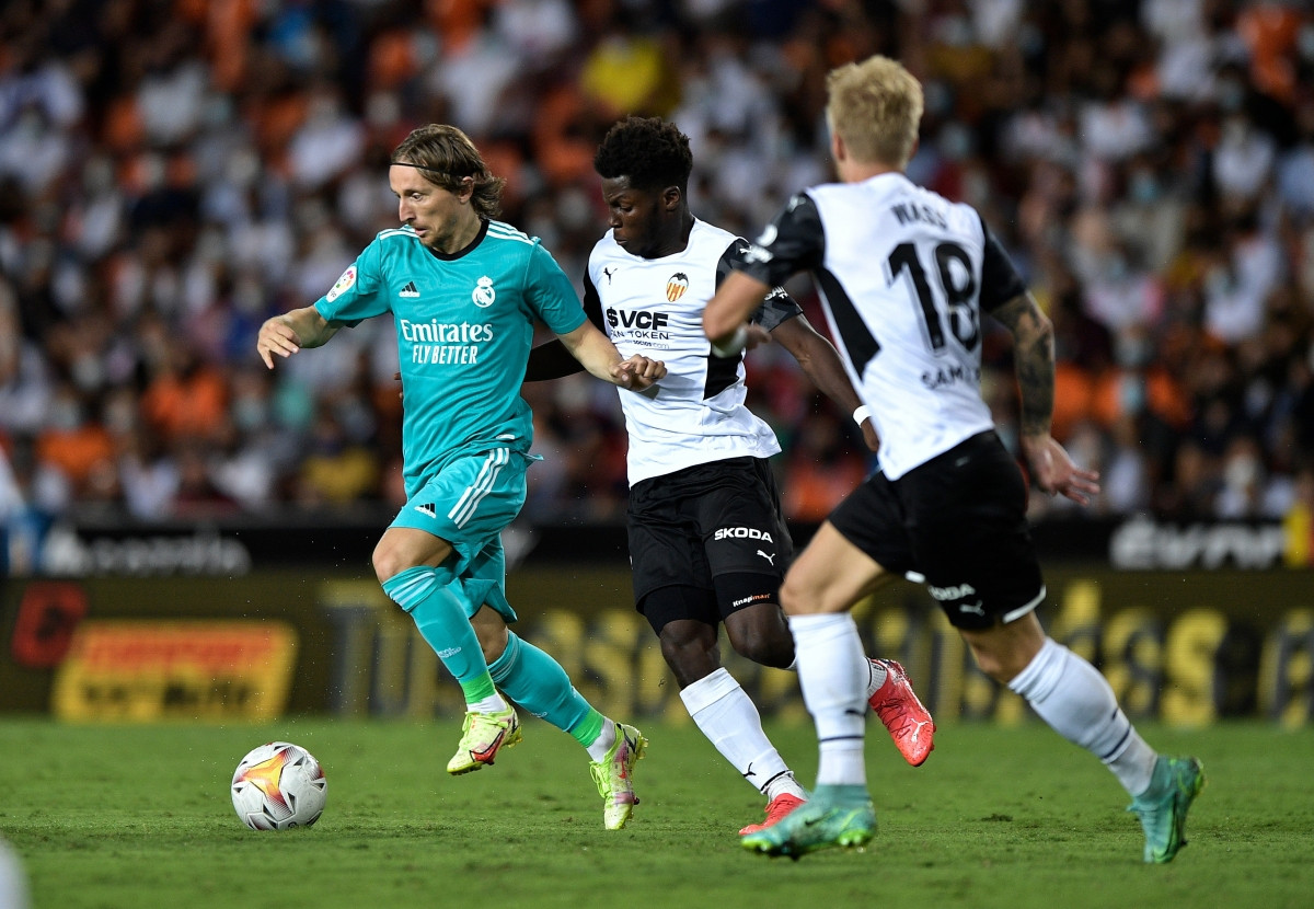 Real Madrid gặp rất nhiều khó khăn trước Valencia (Ảnh: Reuters).