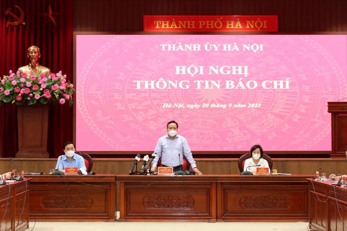 Phó Bí thư Thành ủy Hà Nội Nguyễn Văn Phong phát biểu tại hội nghị thông tin báo chí.