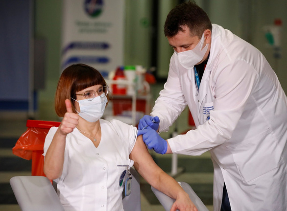 Một nữ y tá tiêm vaccine Covid-19 tại Ba Lan Ảnh: Reuters