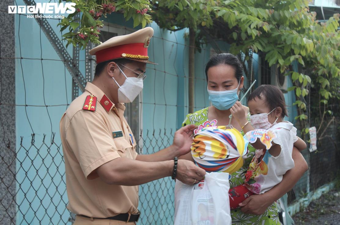 Tết Trung thu ấm áp của trẻ em nghèo ở Hà Nội, TP.HCM - 15