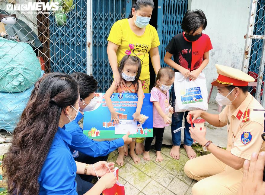 Tết Trung thu ấm áp của trẻ em nghèo ở Hà Nội, TP.HCM - 18