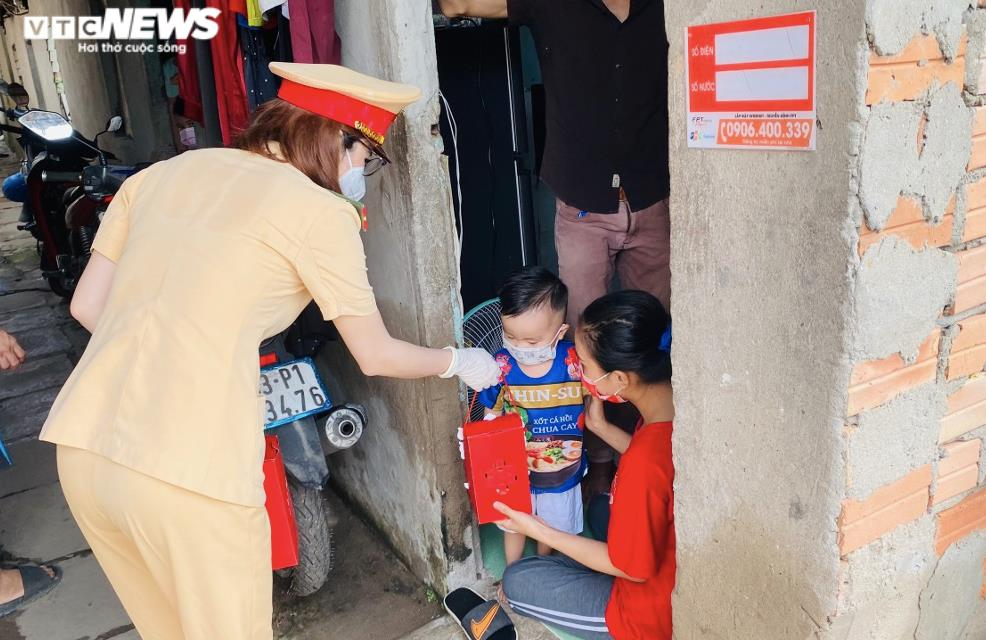 Tết Trung thu ấm áp của trẻ em nghèo ở Hà Nội, TP.HCM - 20