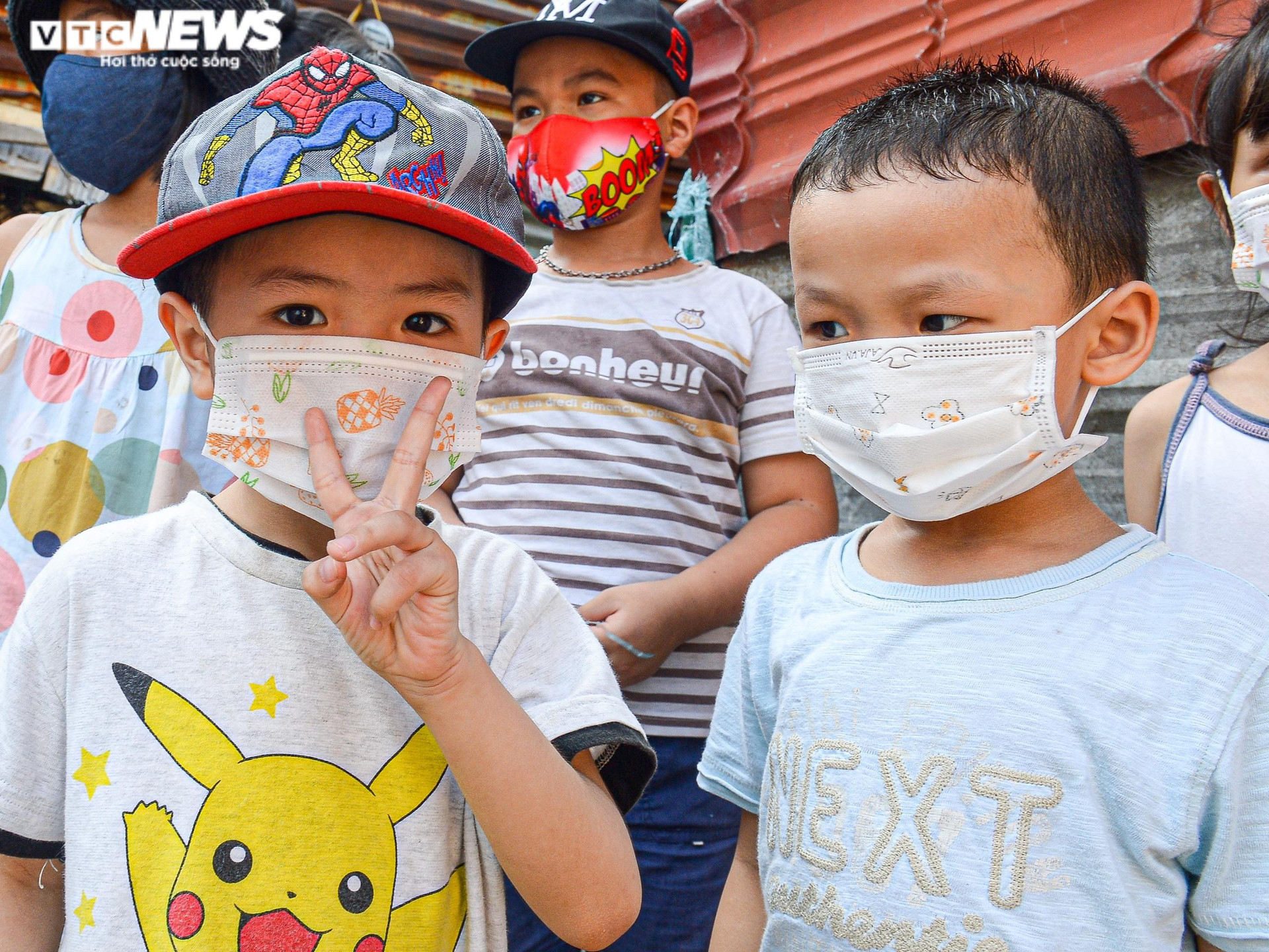 Hà Nội: Trung thu ấm áp của những đứa trẻ nghèo ở chân cầu Long Biên - 4