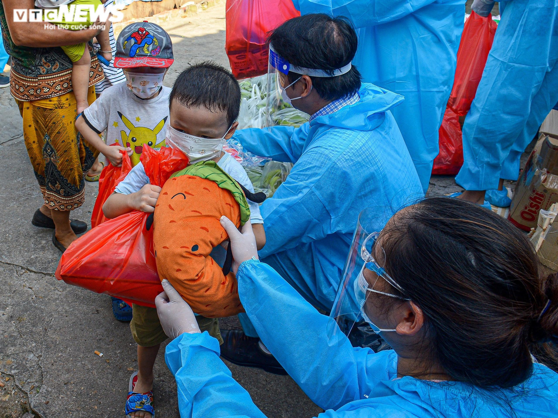 Hà Nội: Trung thu ấm áp của những đứa trẻ nghèo ở chân cầu Long Biên - 5