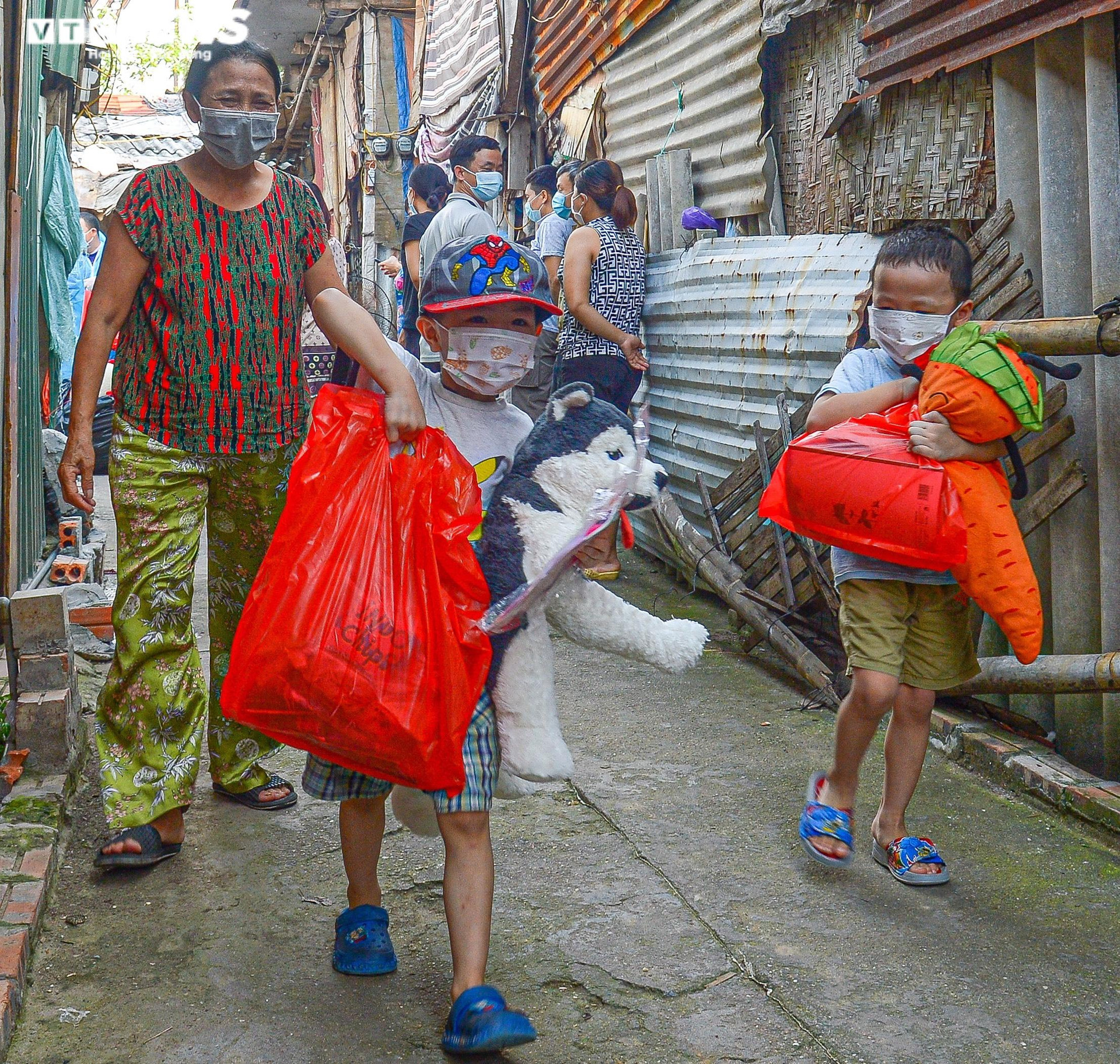 Hà Nội: Trung thu ấm áp của những đứa trẻ nghèo ở chân cầu Long Biên - 9