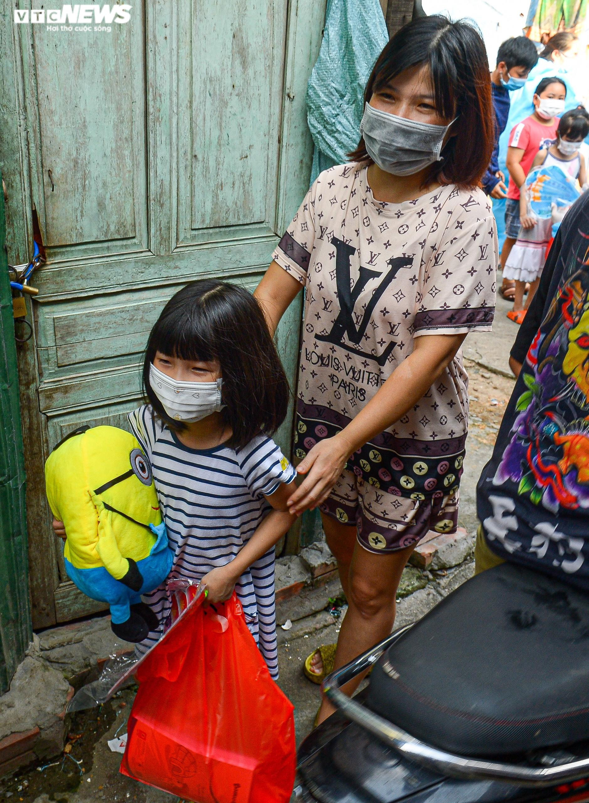 Hà Nội: Trung thu ấm áp của những đứa trẻ nghèo ở chân cầu Long Biên - 7