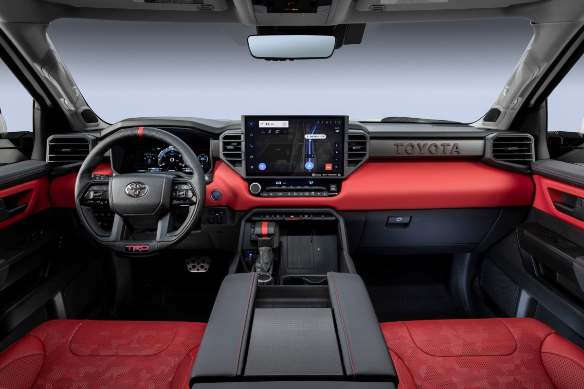 Một số điểm nhấn khác của nội thất phải kể đến như các chi tiết tương phản sáng màu, bàn đạp bằng nhôm đúc, vô-lăng đặc biệt của TRD cùng dòng chữ Toyota to bản trên táp-lô bên phụ.
