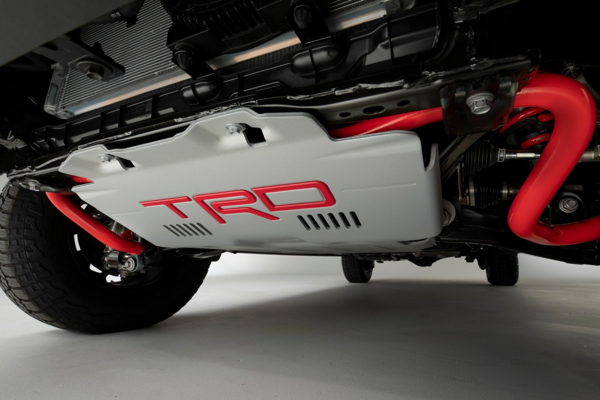 Bên cạnh phiên bản TRD Pro, Toyota Tundra mới còn có thêm gói TRD Off-road dành cho bản SR5, Limited và 1794. Khi trang bị gói này, các phiên bản trên sẽ có lưới tản nhiệt TRD, ốp gầm, mâm xe kích thước 18 hoặc 20 inch…