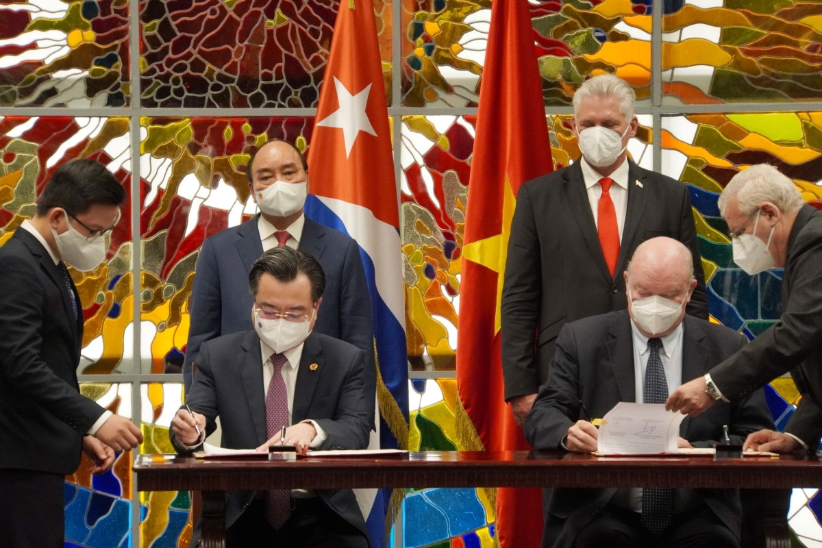 Chủ tịch nước Nguyễn Xuân Phúc và Bí thứ nhất Ban Chấp hành Trung ương Đảng Cộng sản Cuba, Chủ tịch nước Cộng hoà Cuba Miguel Díaz-Canel chứng kiến lễ ký một số văn kiện hợp tác.