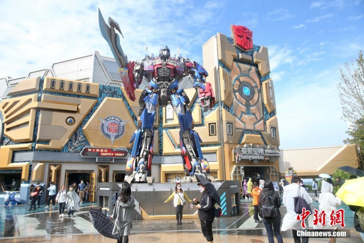 Du khách tham quan khu vực chủ đề Transformers. (Ảnh: Chinanews)