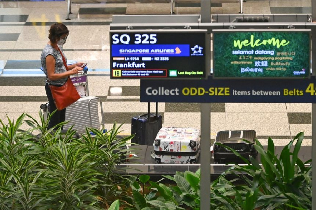 Một du khách đi chuyến bay đầu tiên theo VTL từ Đức tới sân bay Changi (Singapore) hôm 8/9. Nguồn: Lim Yao Hui/StraitsTimes