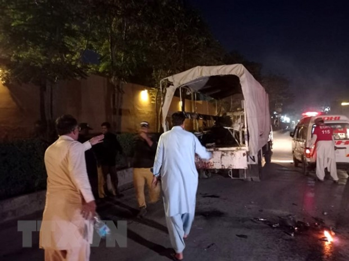 Lực lượng an ninh Pakistan điều tra tại hiện trường một vụ nổ ở Quetta, Pakistan, ngày 8/8/2021. Ảnh: THX/TTXVN.