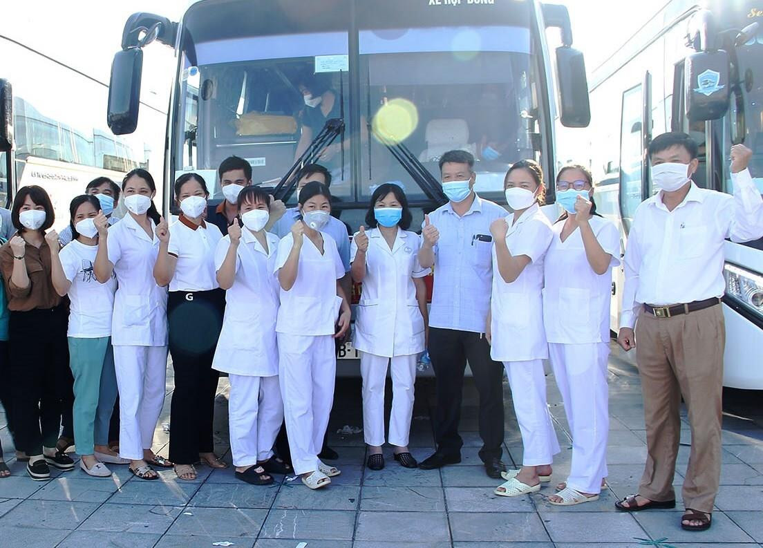 Gần 300 bác sĩ, nhân viên y tế cấp tốc chi viện Hà Nam chống dịch - 1