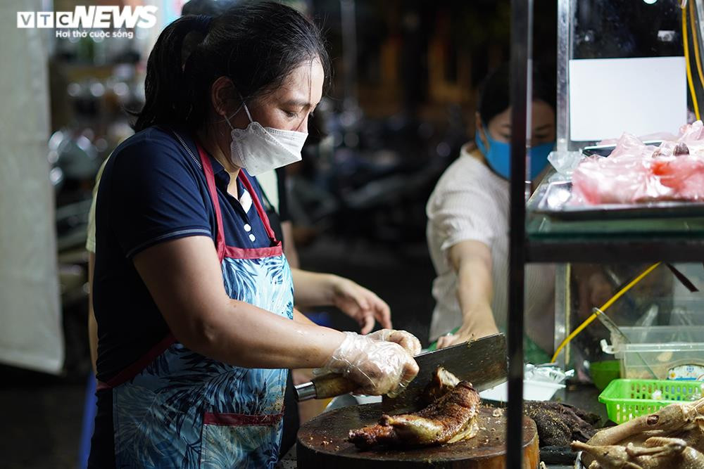 Người mua tăng đột biến, quán ăn ở Hà Nội không còn đồ để bán - 3