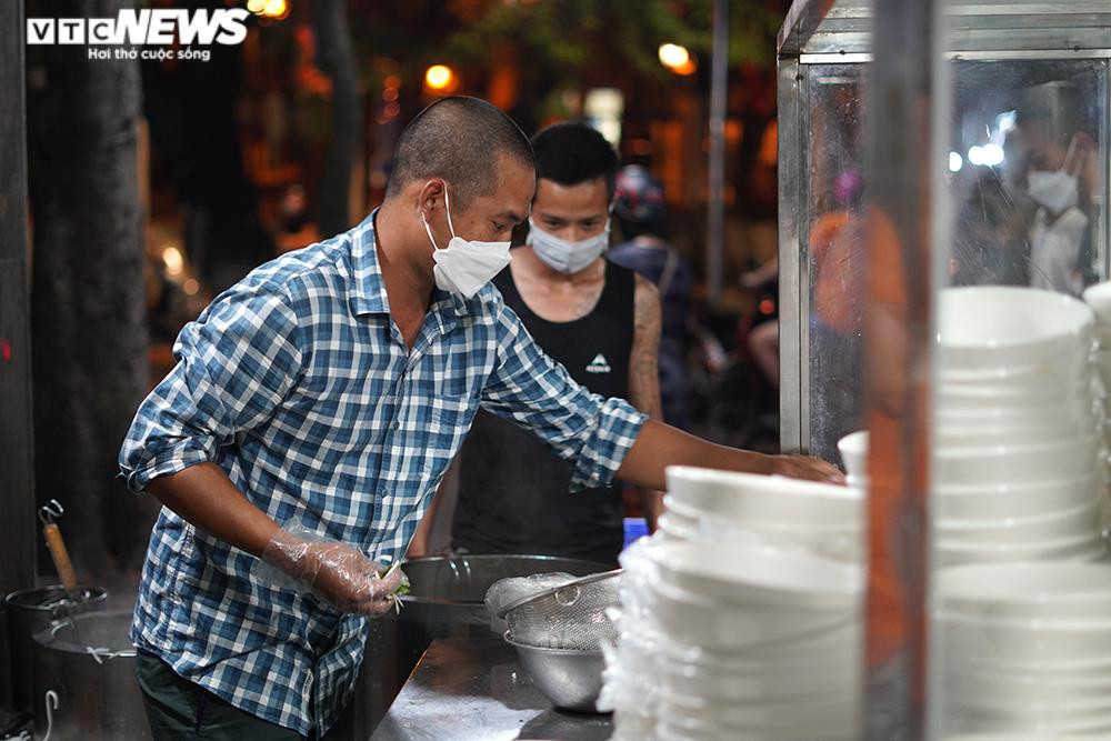 Người mua tăng đột biến, quán ăn ở Hà Nội không còn đồ để bán - 5