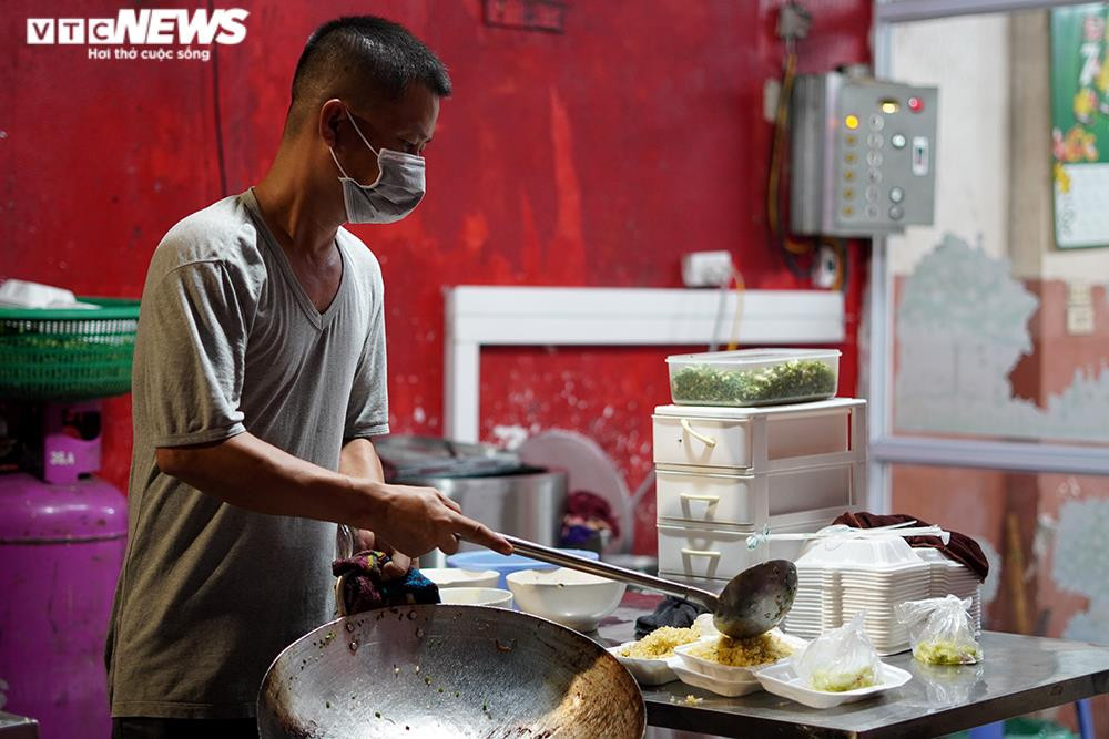 Người mua tăng đột biến, quán ăn ở Hà Nội không còn đồ để bán - 7