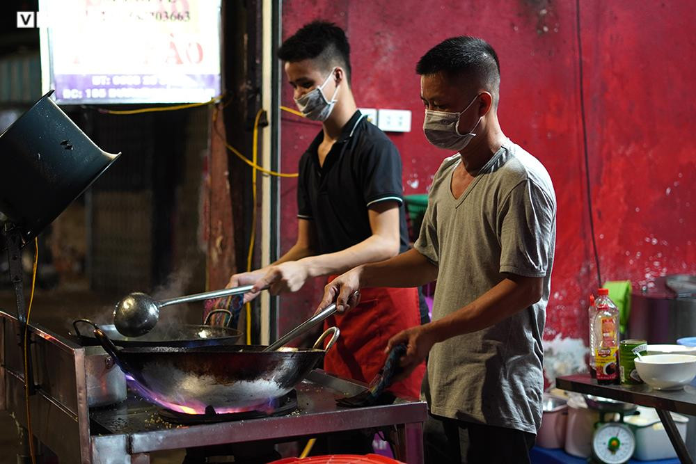 Người mua tăng đột biến, quán ăn ở Hà Nội không còn đồ để bán - 8