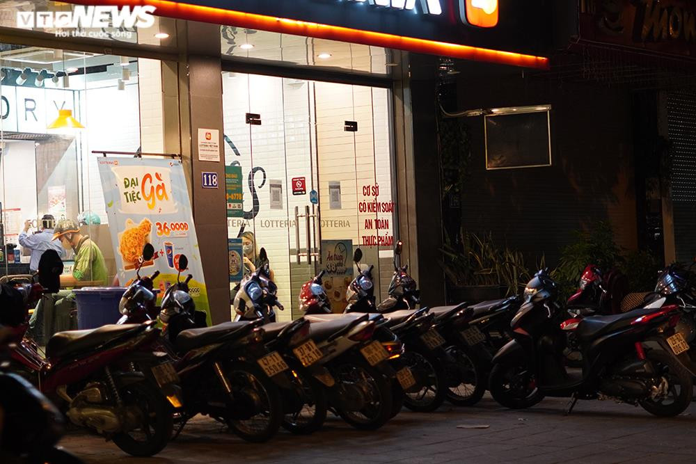 Người mua tăng đột biến, quán ăn ở Hà Nội không còn đồ để bán - 9