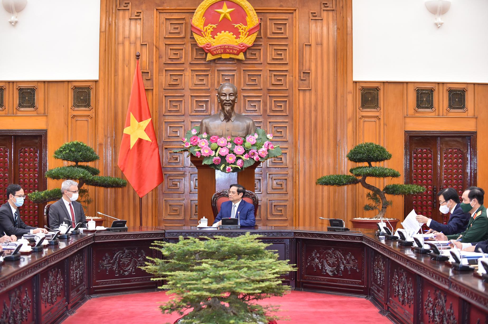 Thủ tướng đề nghị Pháp viện trợ, nhượng lại vaccine COVID-19 cho Việt Nam - 2