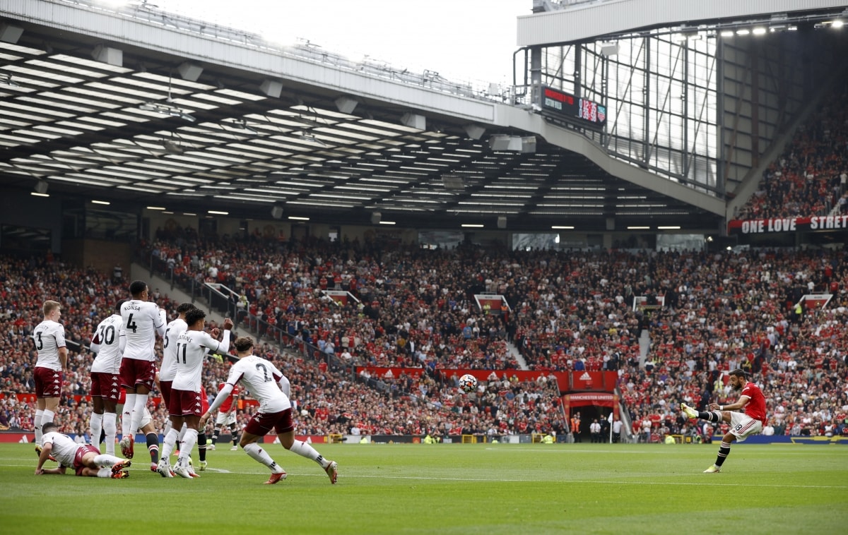 Bruno Fernandes được trao quyền đá phạt. (Ảnh: Reuters)