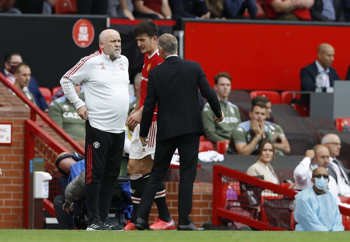 Sau Luke Shaw, đến lượt Harry Maguire phải rời sân vì chấn thương. (Ảnh: Reuters)