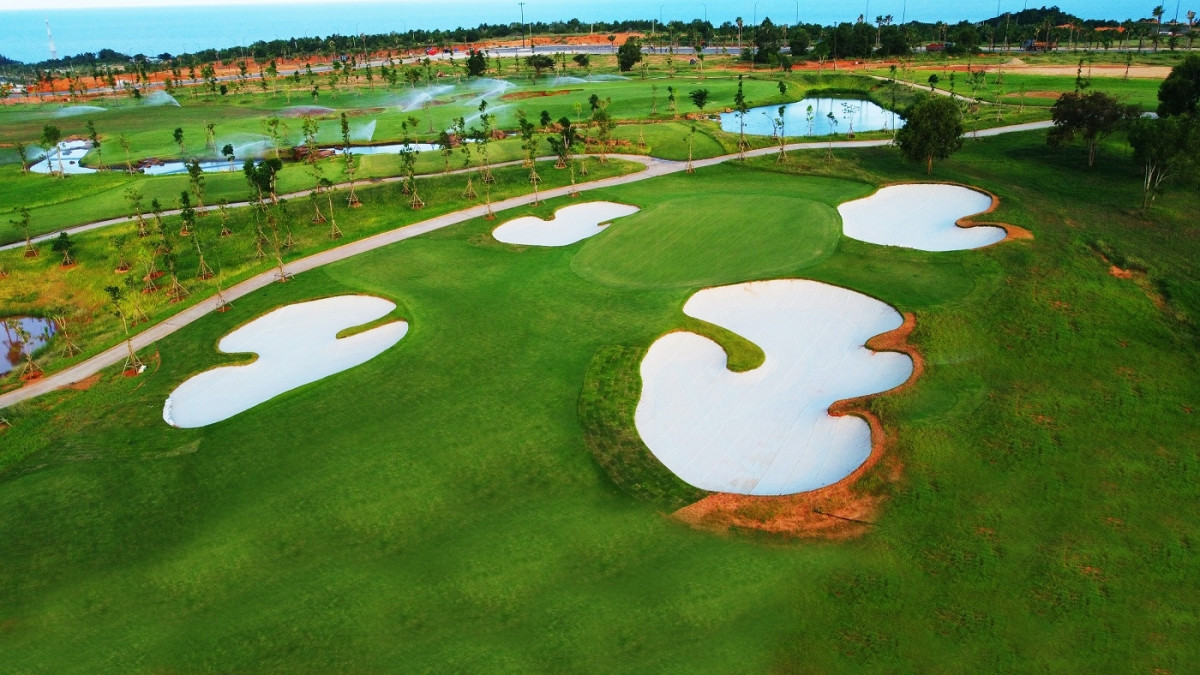 Biệt thự PGA Golf Villas được nhà đầu tư cả nước săn đón bởi tính hiếm có và vị thế biểu tượng cho lối sống thượng lưu. Ảnh sân golf PGA Garden 18 hố.