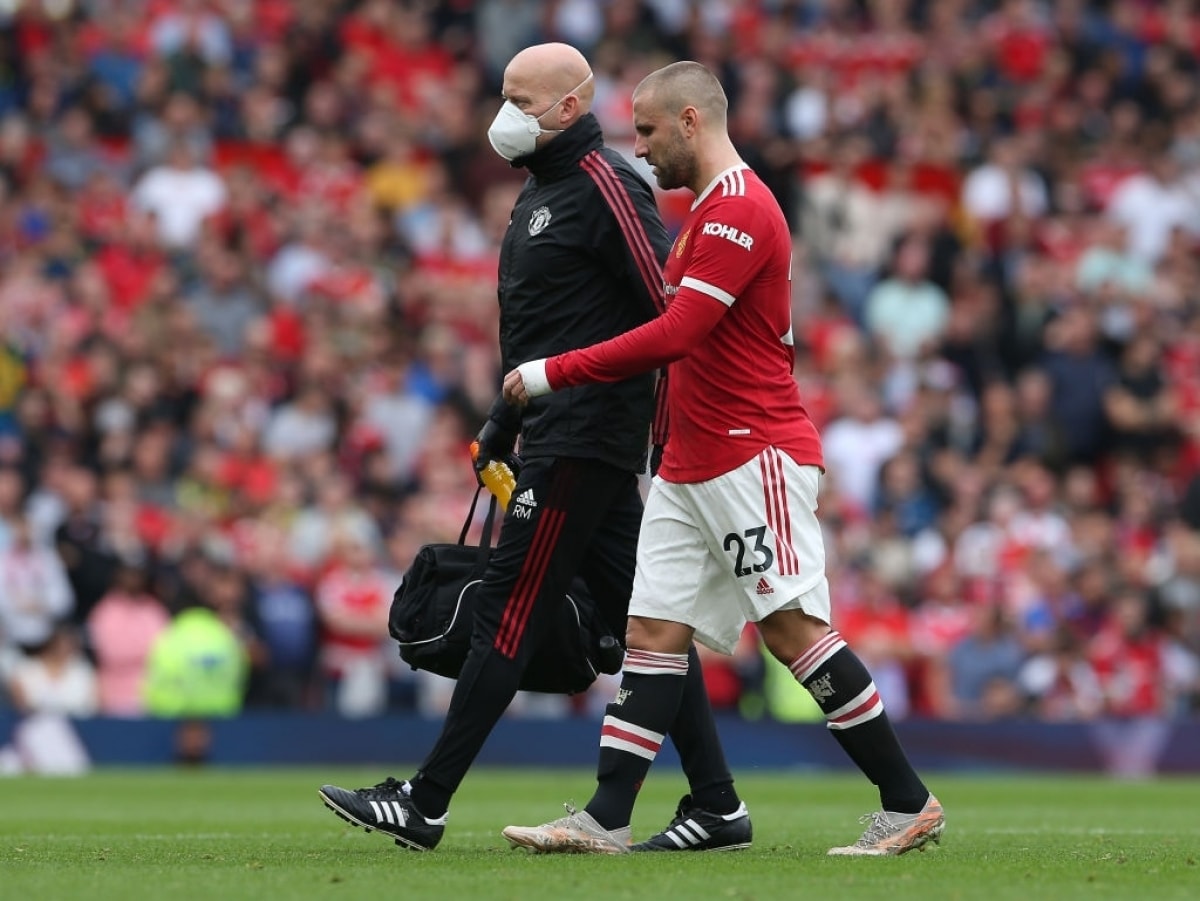 Luke Shaw không thể tiếp tục thi đấu. (Ảnh: Getty)