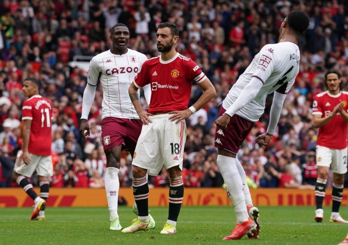 Bruno Fernandes bỏ lỡ cơ hội gỡ hoà cho MU. (Ảnh: Getty)