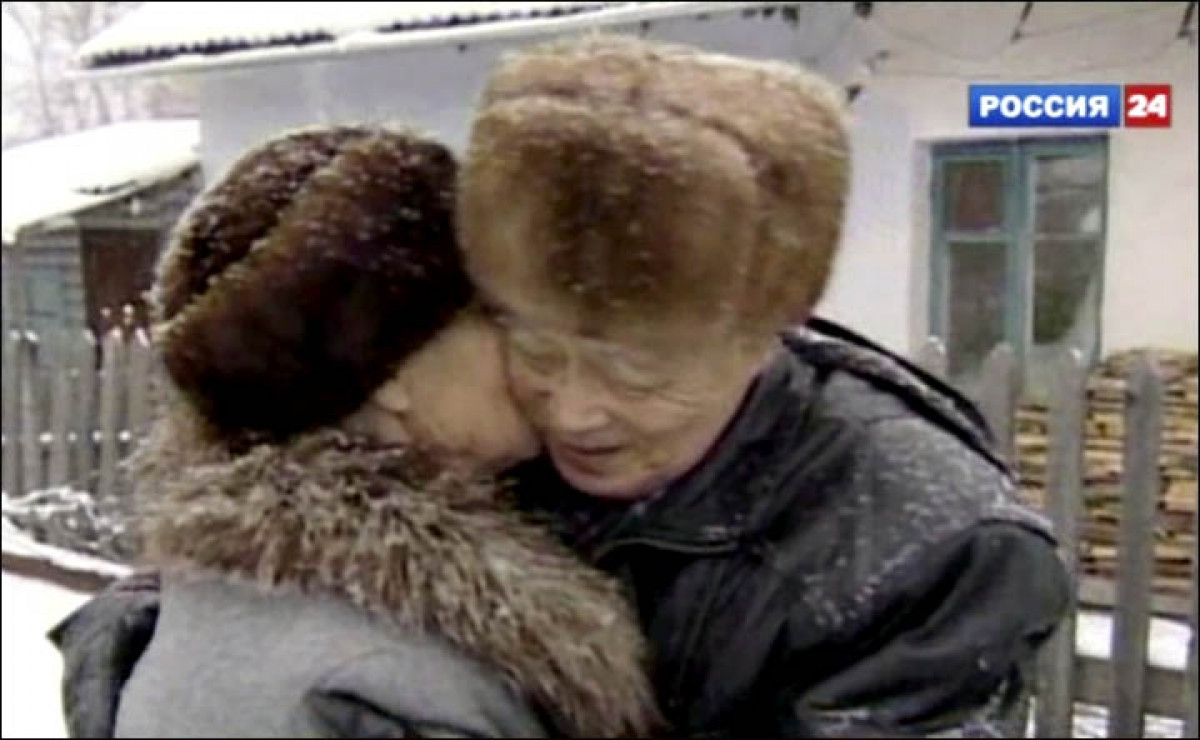 Bà Klavdia hôn tạm biệt người chồng yêu quý của mình. Ảnh: Vesti.ru